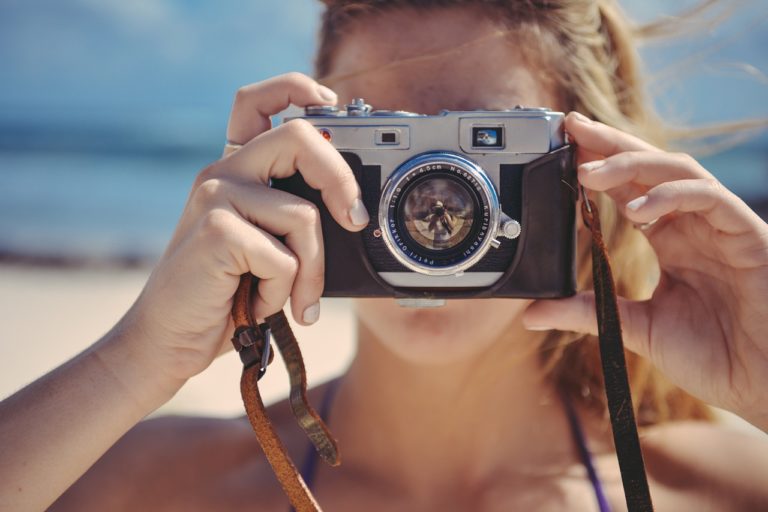 写真 を 撮る とき の 掛け声 写真を撮るときの掛け声 はいチーズはもう古い?はいチーズという由来と海外の言い方は?